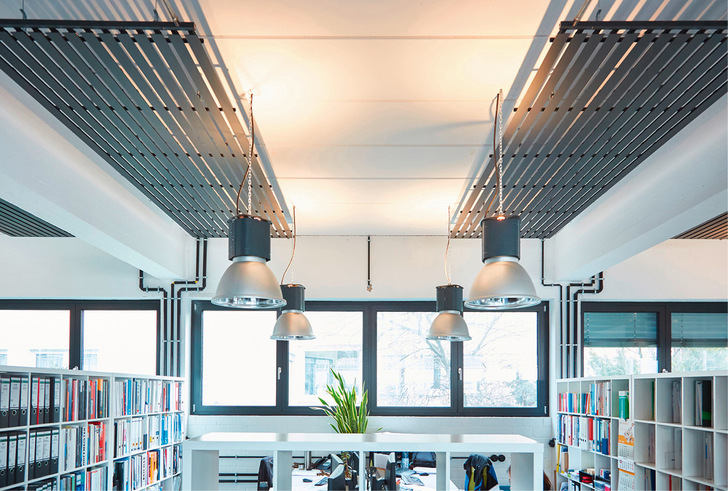 Das Heiz- und Kühlsegel Coolform heizt und kühlt mit Wasser.