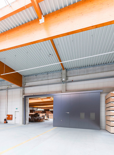 Brandschutzschiebetor Teckentrup 62 FST in Edelstahloptik: In der zweiflügeligen Variante sind bis zu vier schwellenlose Schlupftüren möglich.