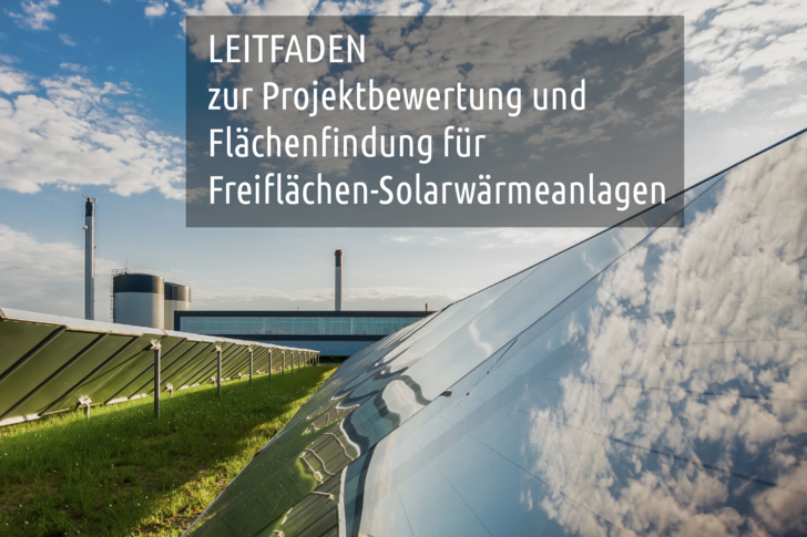 Moderne Solaranlagen und Industriegebäude unter blauem Himmel, mit deutschem Text zum Thema Solarheizungen. - © Austria Solar