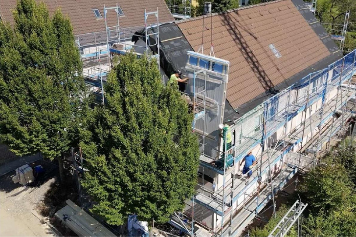Im August 2024 startete die Wohnungsgenossenschaft BWB Düsseldorf die serielle Sanierung der Lönssiedlung – ein Quartier mit 338 Wohneinheiten, die sich auf 40 Gebäude verteilen. - © BWB Düsseldorf