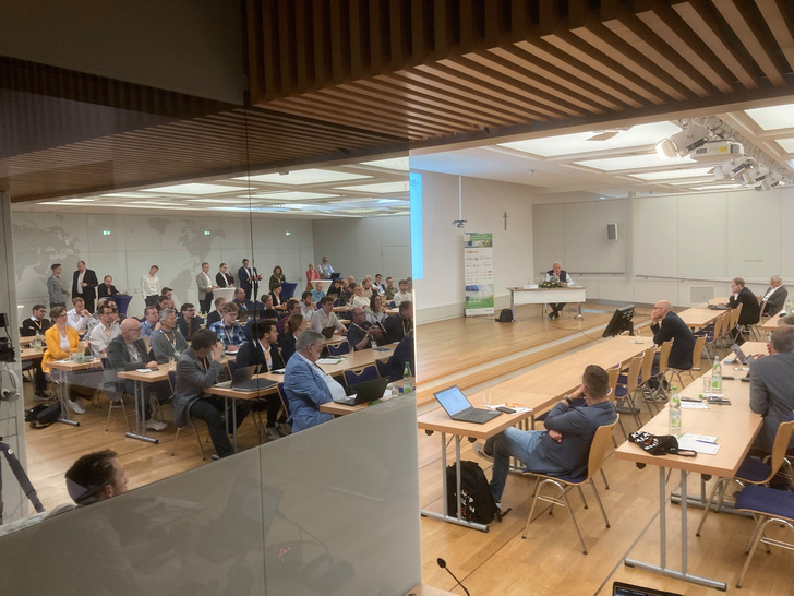 Solarthermiker sind eher schüchtern: So blieben beim Symposium Zukunft Wärme die ersten Reihen im großen Vortragssaal teilweise spärlich besetzt, während sich die Teilnehmenden dahinter drängten. - © Matthias Hüttmann