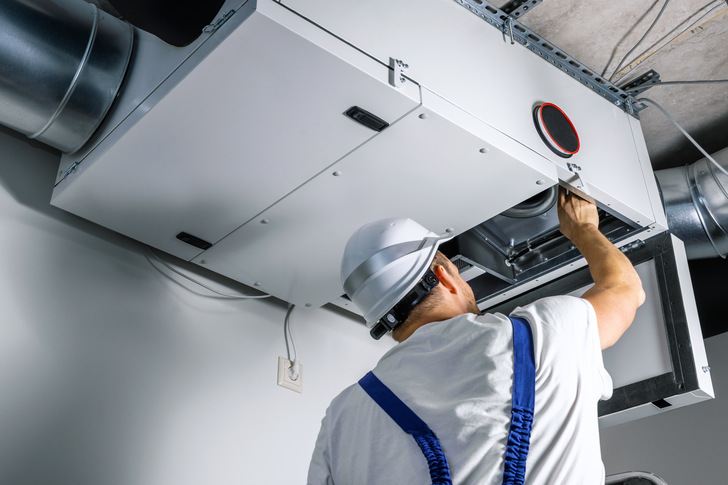 Kontrollierte Lüftung mit Wärmerückgewinnung kann die Energieeffizienz von Gebäuden gegenüber solchen mit Fensterlüftung oder lediglich Abluftanlagen wesentlich erhöhen. - © ronstik - stock.adobe