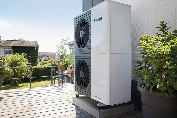 Gerne! Hier ein optimierter, präziser und themenrelevanter Alt-Text für das beschriebene Bild, passend für die Zielgruppe und den Fachkontext: „Installierte Vaillant-Wärmepumpeneinheit auf Holzpodest vor einem modernen Wohngebäude – Beispiel energieeffizienter Wärmeerzeugung für Kälte-, Klima- und Heizungstechnik.“ Dieser Alt-Text berücksichtigt: - Das konkrete Produkt (Vaillant-Wärmepumpe) - Die Installationssituation (Montage auf Holzpodest, Außenbereich eines modernen Hauses) - Die Relevanz zur Gebäudetechnik (energieeffiziente Wärmeerzeugung) - Das Fachpublikum im Bereich Kälte-, Klima-, Lüftungs- und Heizungstechnik Gerne passe ich den Text weiter an spezielle Wünsche oder Bilddetails an!. - © Vaillant