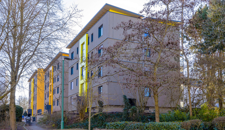 1  Vom Aschenputtel zum wachgeküssten Dornröschen: Das neue Fassadenkleid und das Schmetterlingsdach haben die drei Mietshäuser sichtlich aufgewertet.