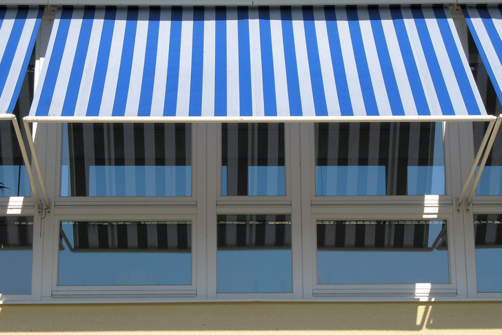 Eine konsequente Verschattung der Fenster mit außenliegenden Systemen wie Jalousien, Rollläden oder Markisen verhindert das Eindringen direkter Sonnenstrahlen ins Gebäudeinnere.