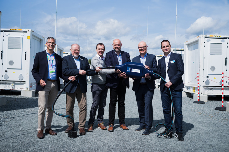 Der Batteriespeicher in Bollingstedt ist offiziell in Betrieb. Hier auf dem Bild zu sehen (von links): Christian Marcks von der GLS Bank, Kreispräsident Walter Behrens, Eco Stor-Geschäftsführer Georg Gallmetzer, Bürgermeister Marc Prätorius von Bollingstedt, Energiewendeminister Tobias Goldschmidt und Steffen Bandelow von SH Netz.