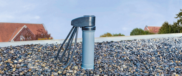 Mit dem Schwanenhals mit Klappelement lassen sich starre Leitungen durch ein Flachdach ziehen.