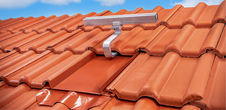 Die Metalldachplatte SL Alu passt zu allen Dachhaken des Anbieters SL Rack.