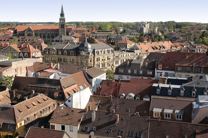 Zu den vorgeschlagenen Maßnahmen gehören eine bedarfsgerechtere Verteilung der Förderung sowie das Schaffen von Sanierungsanreizen für Vermietende, bei der zugleich Mietende vor übermäßigen Kostensteigerungen geschützt werden.