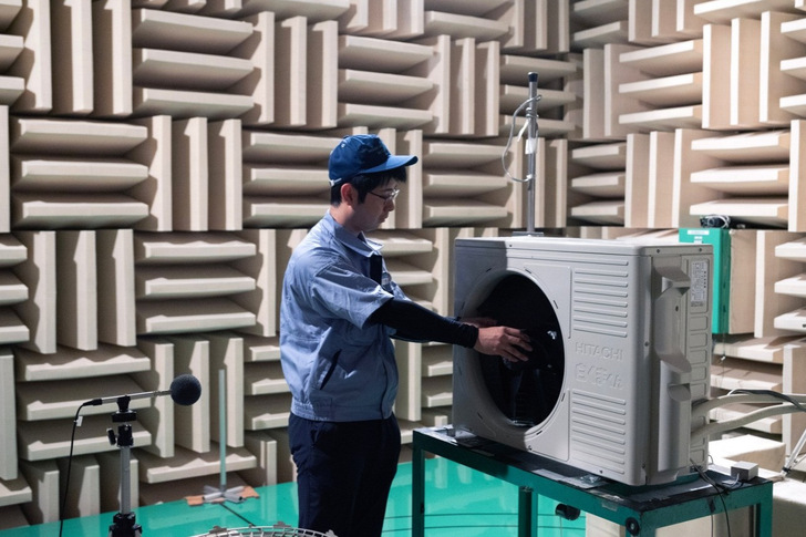 Ein Hitachi-Mitarbeiter testet eine Klimaanlage im Soundlabor des japanischen Werks Tochigi. Mit der Übernahme der Marke Hitachi erschließt sich der deutsche Heizungskonzern den japanischen Klimatisierungsmarkt.