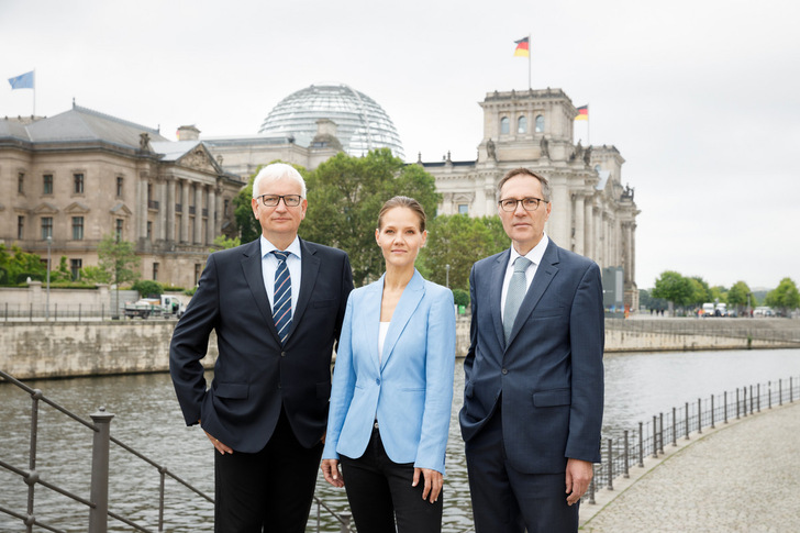 Von Rückabwicklung in den Bereichen des Umwelt- und Klimaschutzes spricht die Dreier-Spitze der Deutschen Umwelthilfe: Jürgen Resch, Barbara Metz und Sascha Müller-Kraenner (v.l.n.r.).
