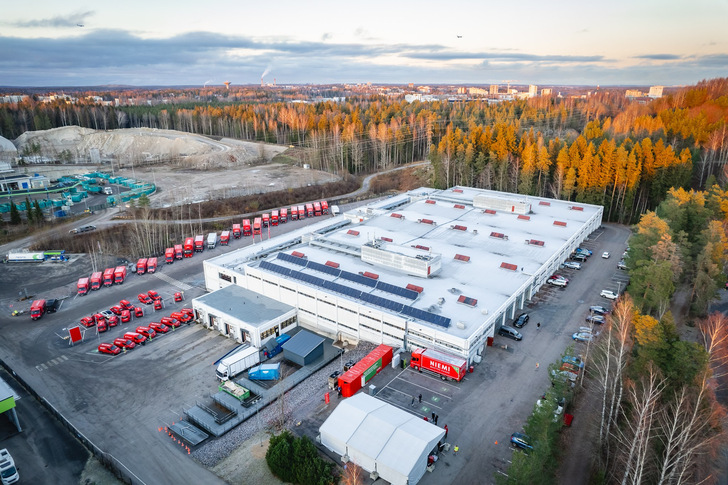 Im finnischen Hanko erwärmen 90 PVT-Kollektoren das Brauchwasser für eine Lkw-Waschanlage.