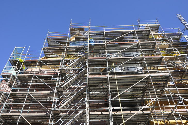 Die Aussichten der Bauwirtschaft beginnen sich zu verbessern – die Baugenehmigungszahlen steigen leicht an.