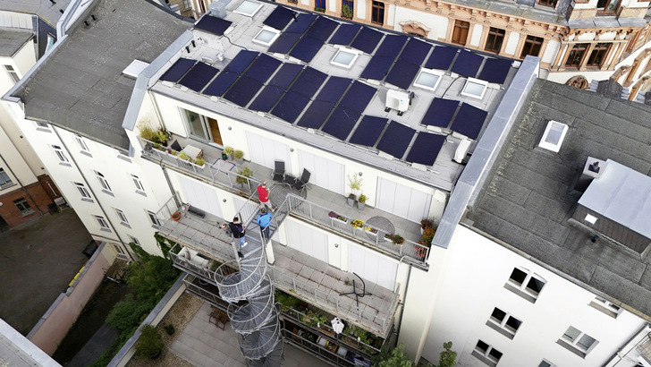 Alternative zum Mieterstrom in Halle: Bei der Gemeinschaftlichen Gebäudeversorgung ist der Betreiber der PV-Anlage weitgehend von bürokratischen und unternehmerischen Pflichten befreit.