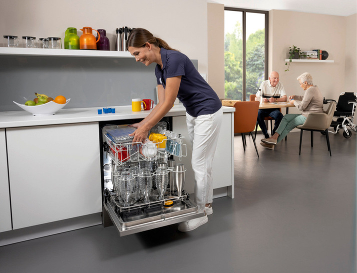 1  Der am Projekt Kombina beteiligte Verein Wir Sind Altenpflege bietet unter anderem Workshops zum energie- und ressourcensparenden Umgang mit Geschirrspülern und anderen Haushaltsgeräten in Pflegeeinrichtungen an.