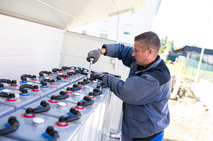 Dank Batteriespeichern brauche man weniger Reservekraftwerke, müsse Solar- und Windkraftanlagen seltener abregeln und könne Dunkelflauten leichter überbrücken, so der BSW Solar.