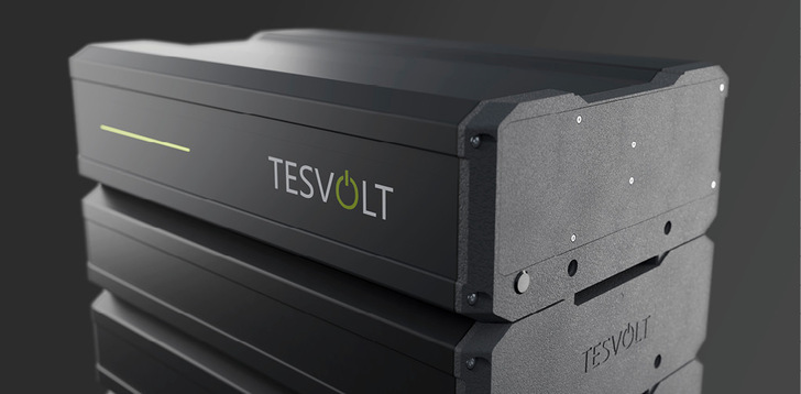 Der Speicher kann bei Außentemperaturen von minus 20 bis plus 50 Grad betrieben werden und ist damit gemäß Hersteller outdoorfähig.