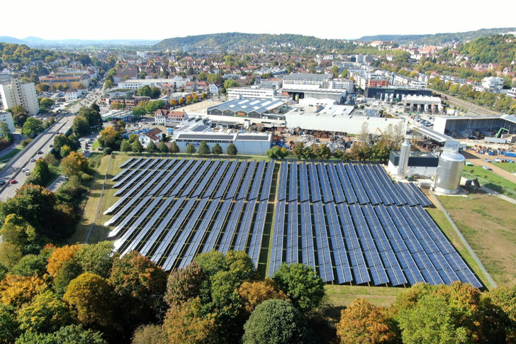 Bis 2030 soll die Hälfte der Tübinger Fernwärme regenerativ erzeugt sein. Mit dem Solarthermie-Park Au machen die Stadtwerke einen großen Schritt hin zu diesem Ziel.