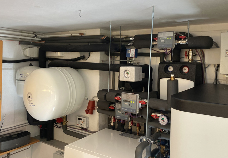 Wärmepumpenanlage und Speicher mit Wärmemengenzählern in der Hydraulik