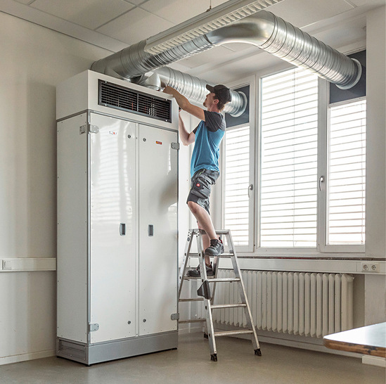 Bevor eine Lüftungsanlage in einem Schulraum montiert werden kann, gilt es, sie richtig auszulegen. Mit einer neuen Methodik lässt sich dafür die tatsächliche CO₂-Konzentration berechnen.