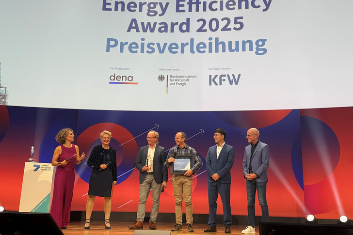 Energy Efficiency Award 2025 (von links): Moderatorin Julia Vismann und Dena-Geschäftsführerin Corinna Enders gratulieren den Solarwärme-Bracht-Vorständen Klaus Pfalz und Helgo Schütze, Janybek Orozaliev von der Universität Kassel und Christian Stadler von Viessmann Climate Solutions.