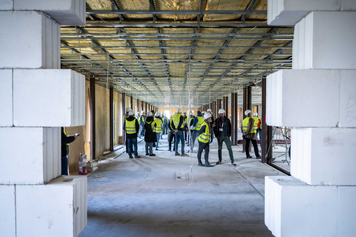 Das alte Finanzamt in Pirna wird komplett entkernt und für zehn Millionen Euro in ein Mehrgenerationenhaus mit 39 Mietwohnungen umgewandelt.