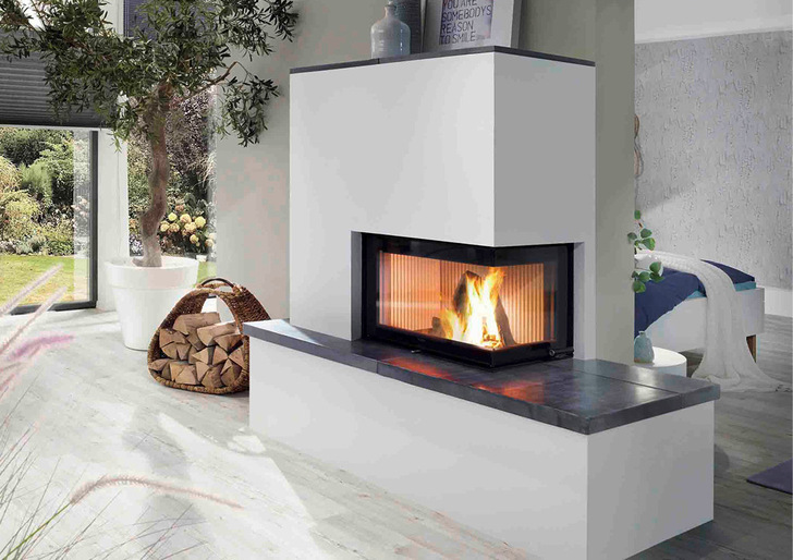 Ob als flache Variante, Durchsicht-Modell oder Eck-Ausführung – der Kamineinsatz Fino lässt sich flexibel in unterschiedliche Raumkonzepte integrieren. Er trennt auf elegante Weise Wohn- und Schlafbereich oder schafft eine gemütliche Kaminecke.