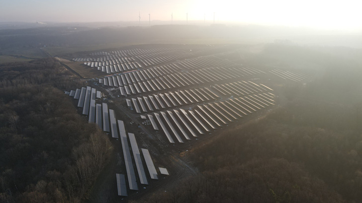 Die Enerparc-PV-Anlage in Schkölen (37,4 MWp) ist die erste ihrer Art in Deutschland, die auf dem aFRR-Markt vermarktet wird.