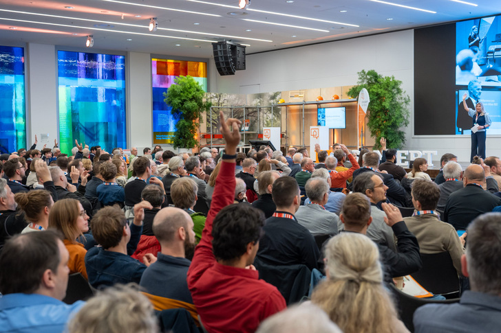 An dem von Zukunft Altbau organisierten Herbstforum Altbau nahmen über 1.000 Fachleute aus Architektur, Energieberatung, Planung und Handwerk teil – 450 vor Ort, der Rest online.