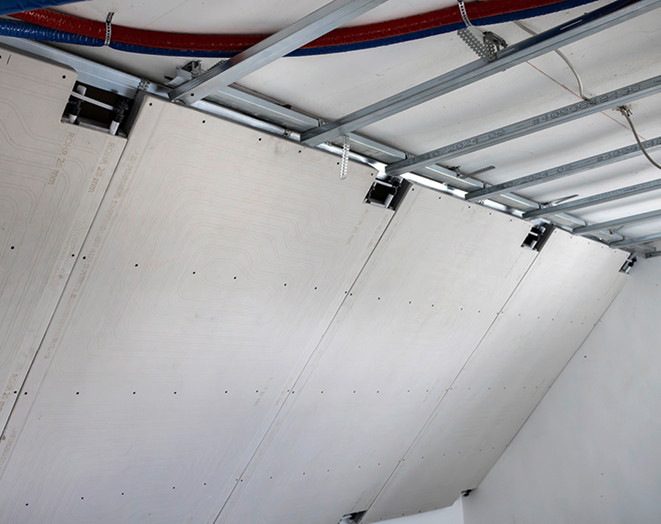 Die Warm-Deckenmodule gibt es mit verschiedenen Dämm- und Heizleistungen.