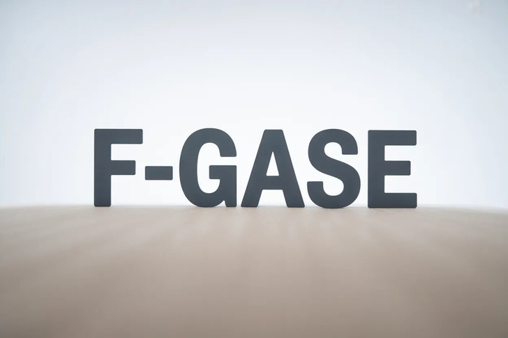 Die EU-F-Gase-Verordnung verschärft die Vorgaben für fluorierte Kältemittel und fördert den Einsatz natürlicher Alternativen wie Propan (R290) in industriellen Anwendungen.