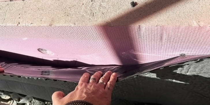 1  Gut gemeint, aber nicht gut ausgeführt, und in der Baustellenrealität leider öfter anzutreffen: Die mehrlagige Anbringung der XPS-Platten, hier auch mit Dübelung, ist nicht normgerecht.