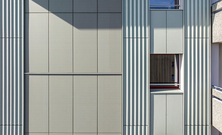 Das System Sunskin Facade Flat ermöglicht die planebene Montage von PV-Modulen. Die im Bild sichtbare Kombination der planeben montierten PV-Module mit Wellplatten erforderte unterschiedliche Unterkonstruktionen.