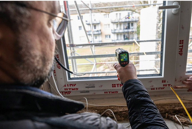 Mit einer Infrarotkamera die Temperatur einer Scheibe direkt zu bestimmen, ist leider unmöglich, da das Glas, ebenso wie metallische Oberflächen, nicht die Temperatur der Scheibe zeigt, sondern einen Mix aus der reflektierten Temperatur anderer Raumumschließungsflächen und der Scheibe selbst.