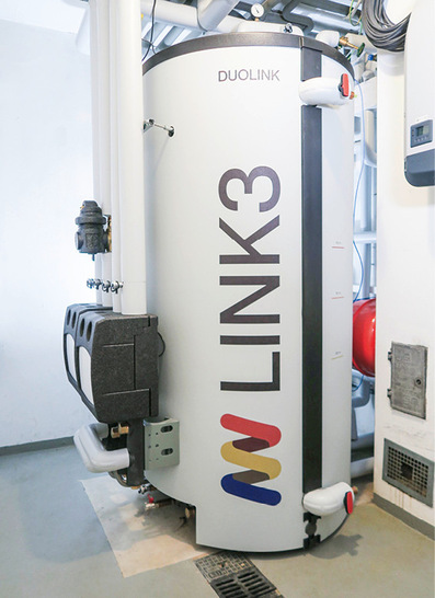 Link3 zeigt Schichtenspeicher zum Heizen und Kühlen sowie für die Warmwasserbereitung, die sich mit Wärmepumpen kombinieren lassen und durch Schichtung sowie Power-to-Heat sparen.