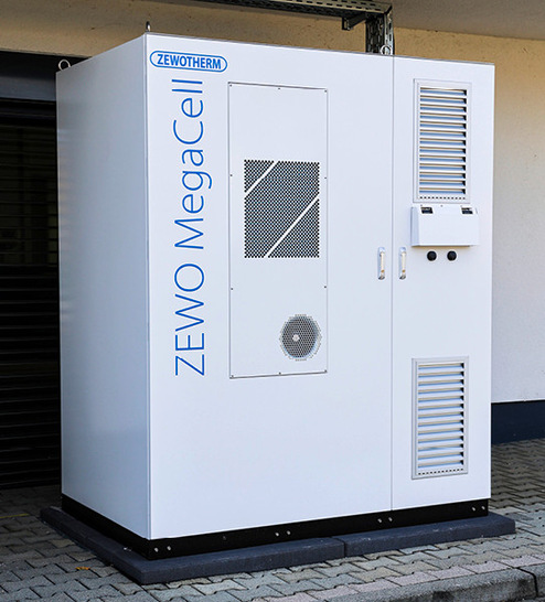 Zewotherm zeigt die Großwärmepumpe Zewo Lambda EU 35L, die modulare Wärmepumpenzentrale Zewo Power Cube und den skalierbaren Batteriespeicher Zewo Mega Cell DH 200F.