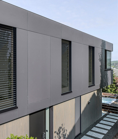 Das Laibungsmodul von Warema und Gutmann vereint Sonnenschutz, Absturzsicherung und Insektenschutz in einem montagefreundlichen System – für eine sichere Planung auf der Baustelle.