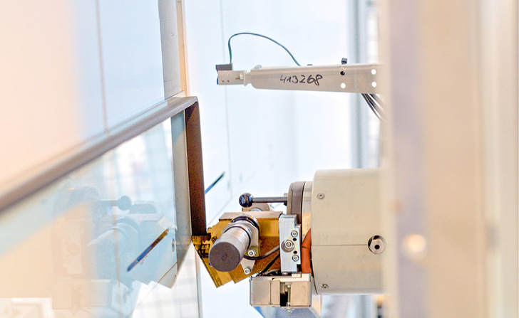 Der reaktive TPS‑Abstandhalter Ködispace 4SG ersetzt vollautomatisch Abstandhalter, Trockenmittel und Primärversiegelung herkömmlicher Systeme durch nur einen Dichtstoff.