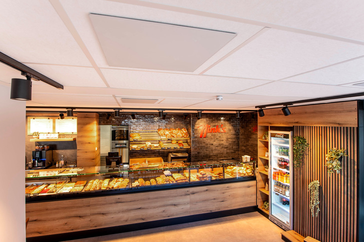 Von der Decke wärmt eine Infrarotheizung den Backshop im neuen Westerwälder Hof.