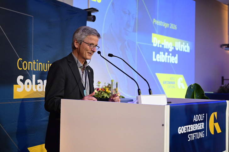 Ulrich Leibfried bedankt sich beim PV-Symposium für die Verleihung des Adolf Goetzberger-Preises.