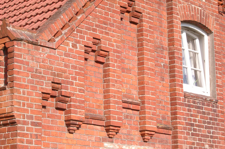 Zweischalige Wand, historisch: Auch hinter so schmucken Fassaden wie diesen finden sich Hohlräume, die mit wenig Aufwand gedämmt werden können.