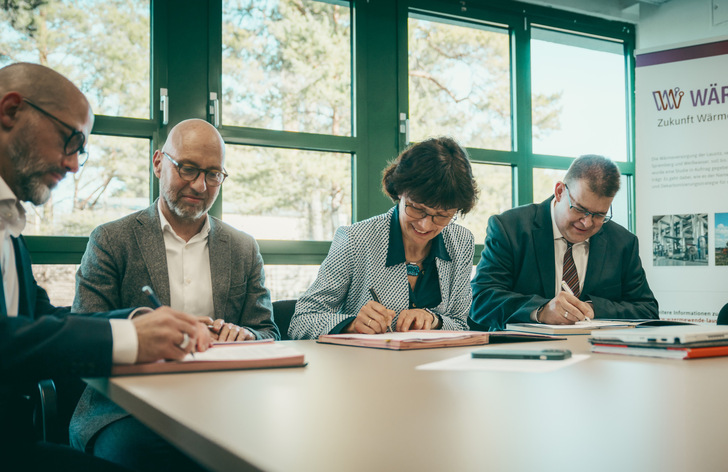 Wolf-Thomas Hendrich, Geschäftsführer Versorgungsbetriebe Hoyerswerda, Katrin Bartsch, Geschäftsführerin der Stadtwerke Weißwasser und Michael Schiemenz, Geschäftsführer der Städtischen Werke Spremberg (v. l.) unterzeichnen den Vertrag über die Planungsleistungen.