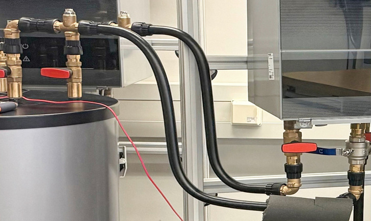 Wärmepumpen-PV-Anlage: Der Bildausschnitt zeigt die hydraulische Anbindung der Wärmepumpe an einen Pufferspeicher.