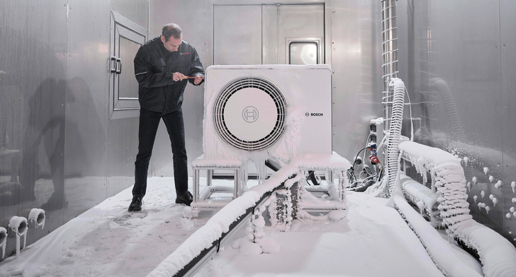 Wintertest im Labor: Monoblock-Wärmepumpen zeichnen sich dadurch aus, dass neben der Wärmegewinnung aus der Außenluft auch die Wärmeübergabe an das Heizwasser im Gerät stattfindet. Die wasserführende Leitung zwischen Gerät und Gebäude ist die Achillesferse der Anlage und sollte entsprechend gut gedämmt sein.