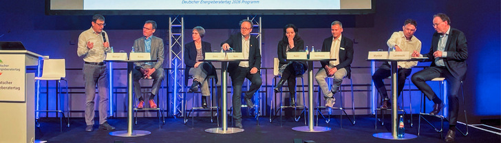 Auf dem Podium diskutierten Jens Acker (BMWE), Jutta Maria Betz (DEN), Stefan Bolln (GIH), Tim Hofmann (S Kreditpartner), Beatrice Kuhn (dena) und Dirk Markfort (KfW). GEB-Chefredakteur Joachim Berner (links) und Tagungsleiter Klaus Lambrecht (rechts) moderierten den Austausch.