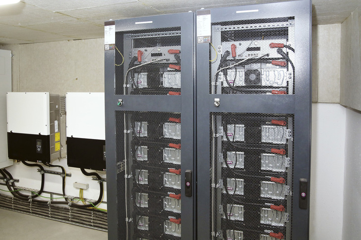 Solarstromspeicher im Keller eines Mehrfamilienhauses: Die Speicher integrieren erneuerbare Energien effizient ins Versorgungssystem und reduzieren Netzengpässe, so der Bundesverband Solarwirtschaft.