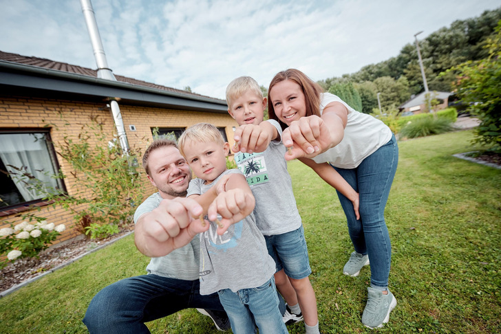 Die Familie freut sich über ihre Pellethiezung.