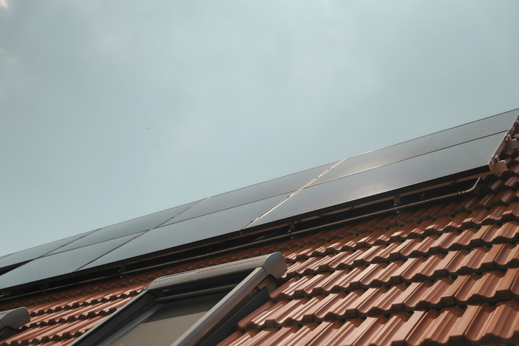 Bei den unabgedeckten und ungedämmten PVT-Kollektoren Sunmaxx PX-1, ist der flache Absorber vollflächig an ein PV-Laminat angebunden.