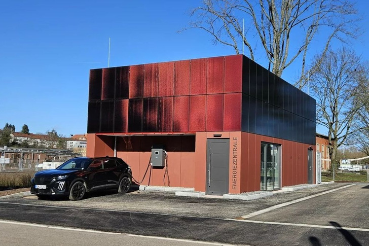 Am 12. Mai 2026 wurde die Energiezentrale im Pfaff-Quartier Kaiserslautern eingeweiht. Das Gebäude besticht durch rotleuchtende Photovoltaik-Module in der Fassade.