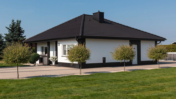Im Spritzverfahren beschichtete man die Dachfläche mit der Dachfarbe und hat sie auf diese Weise widerstandsfähig gegen Witterungs- und Umwelteinflüsse gemacht.